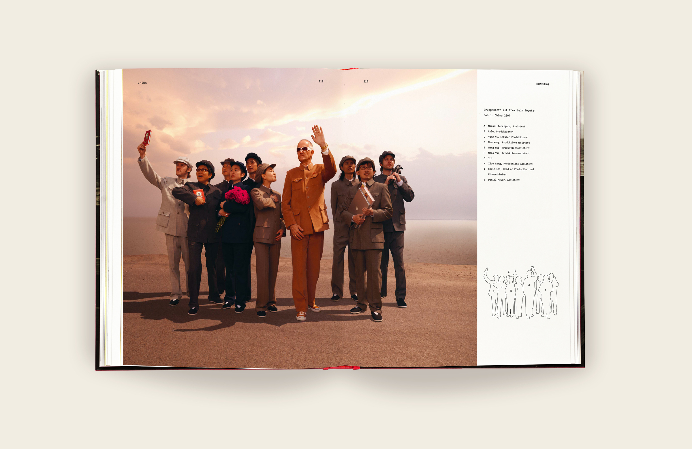 Buchgestaltung „Aus der Entfernung zu Euch“ für Ivo von Renner Innenseite Gruppenbild in China