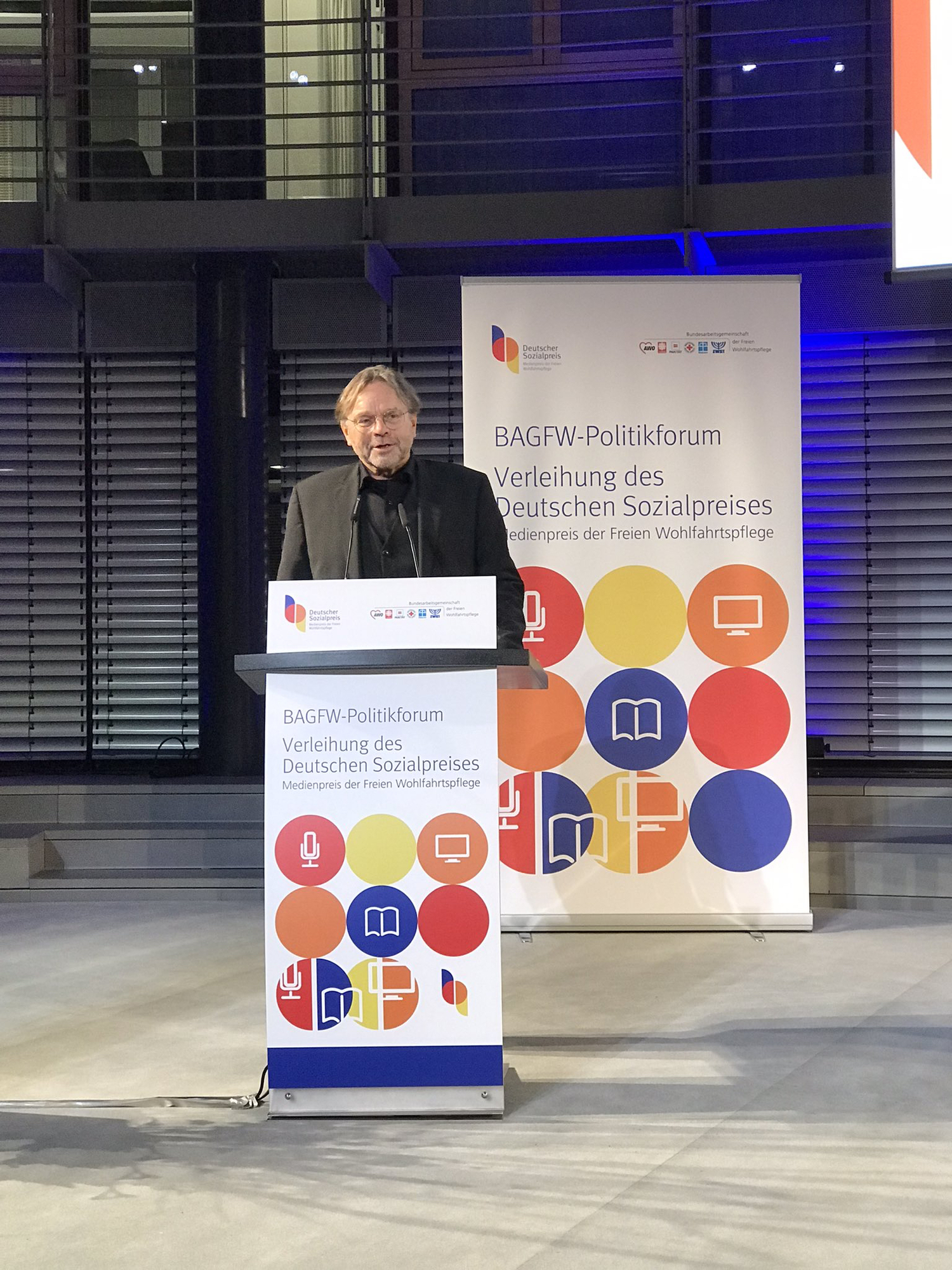 Michael Groß, Präsident der BAGFW und Präsident des Arbeiterwohlfahrt Bundesverbandes begrüßt und eröffnet die Verleihung des Deutschen Sozialpreis.