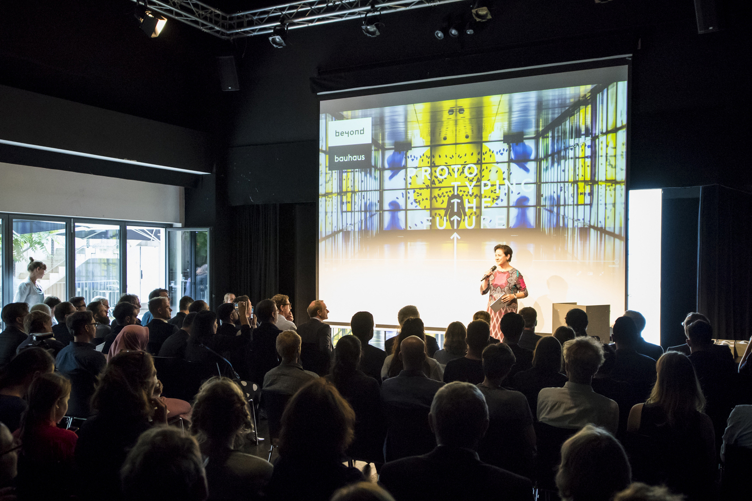 Ausstellungseröffnung „beyond bauhaus“ mit Bühnenrücksteller